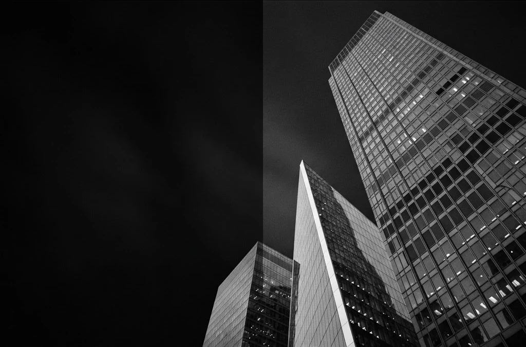 Arquitetura de edifícios corporativos em preto e branco, vista de baixo