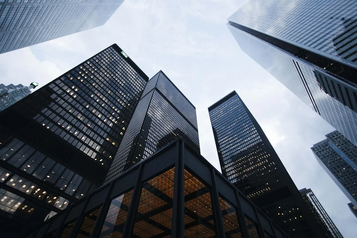 Fachadas de edifícios corporativos
