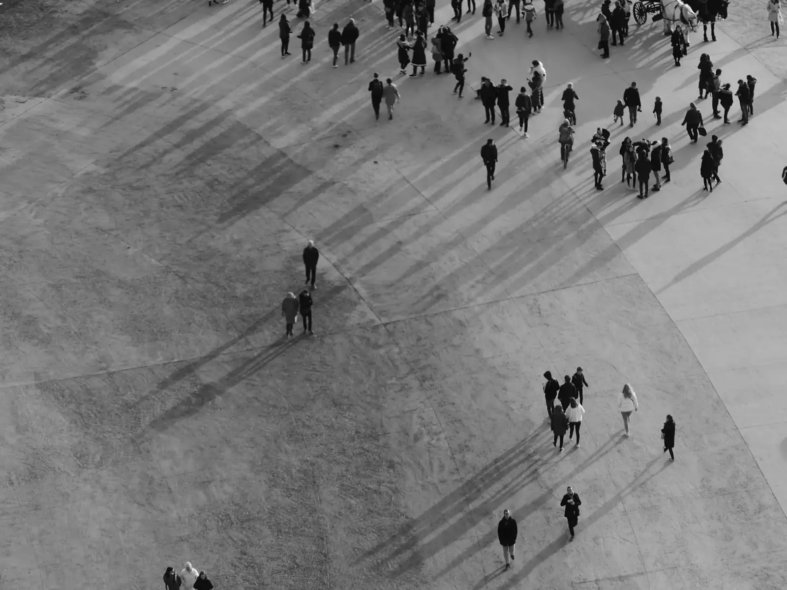Pessoas atravessando uma praça, vistas do alto