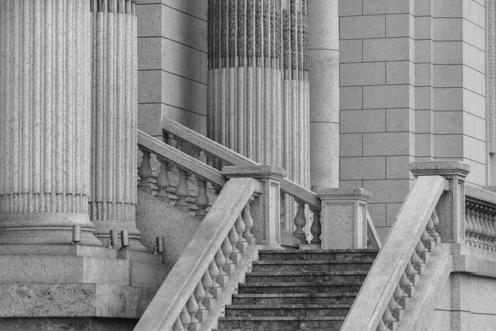 Colunas e escadaria de um tribunal
