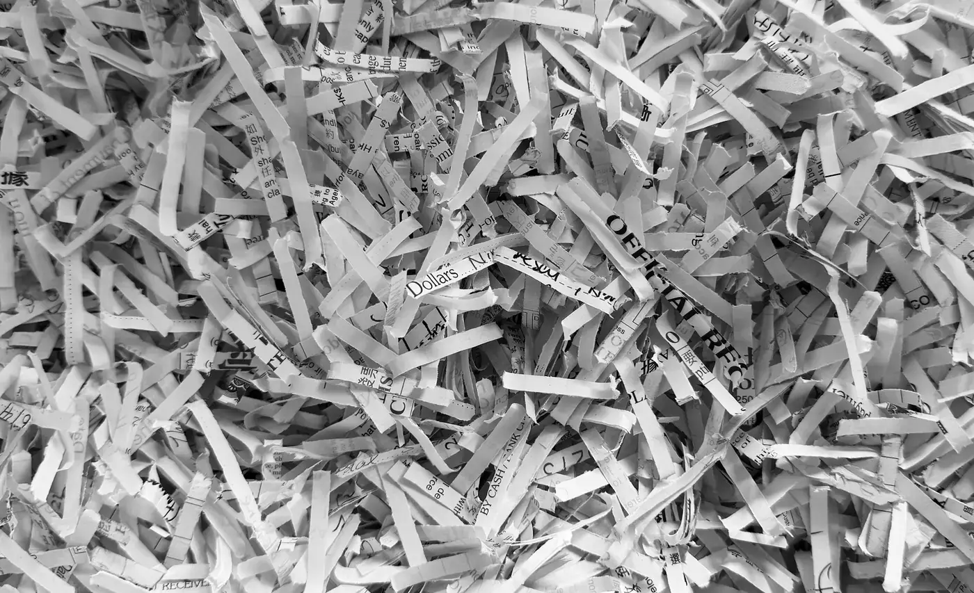 Papéis fragmentados em tiras