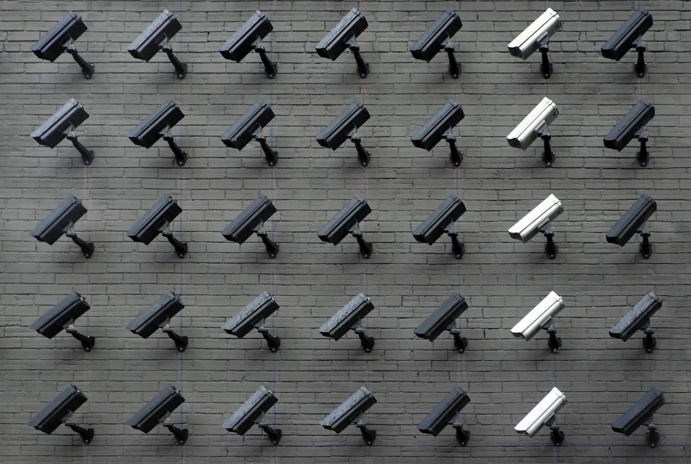 Parede coberta por câmeras de vigilância