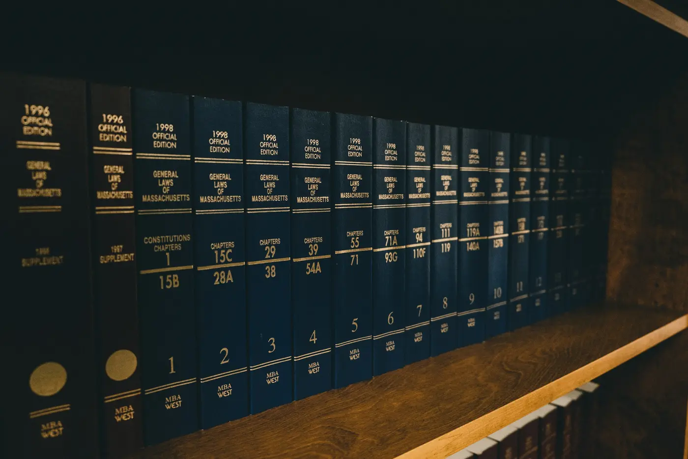 Coleção de livros jurídicos em uma estante